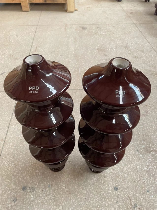 Gli isolanti elettrici della porcellana 20NF250 con Brown luminoso hanno lustrato la superficie