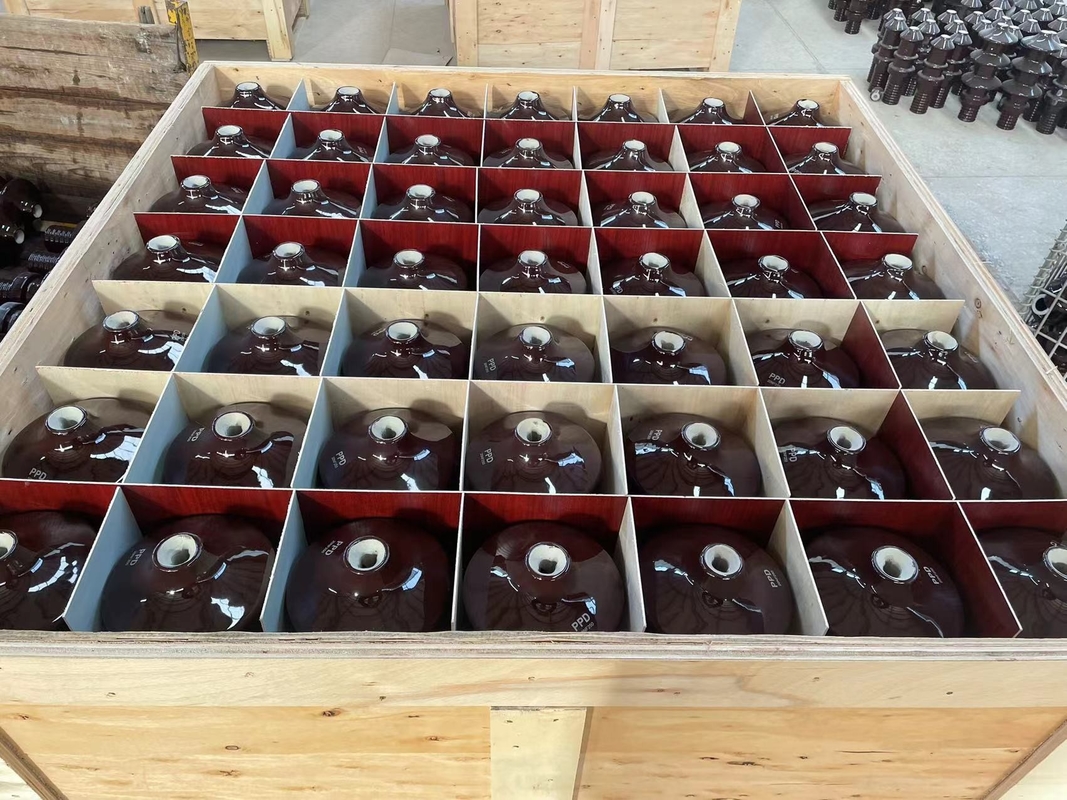 Gli isolanti elettrici della porcellana 20NF250 con Brown luminoso hanno lustrato la superficie